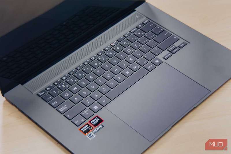 تصویر نزدیک صفحه کلید ASUS Zenbook S 16