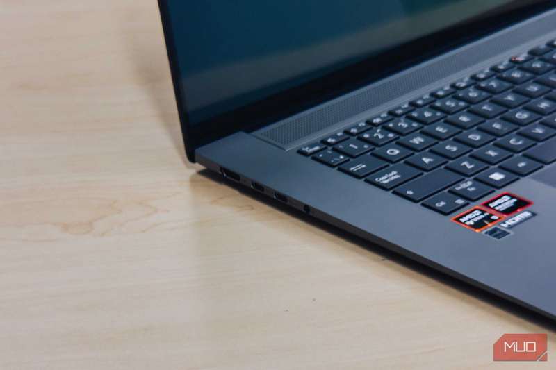 تصویر نزدیک پورت‌های ASUS Zenbook S 16