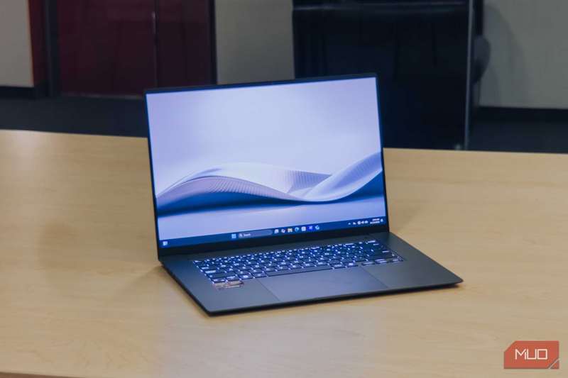 صفحه ASUS Zenbook S 16 در زاویه بر روی میز چوبی