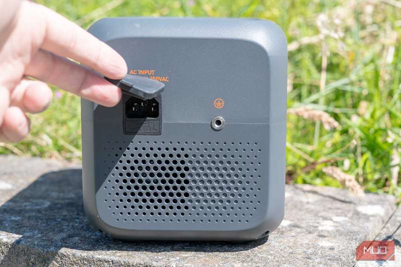 مرور bluetti ac2p pv120s - پورت ورودی برق IEC