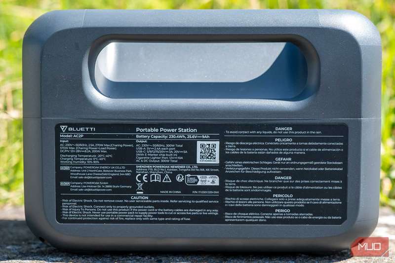 مرور bluetti ac2p pv120s - نمای عقب با دستگیره