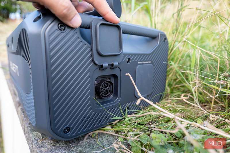 بررسی Bluetti B300K - پورت اتصال گسترش-1