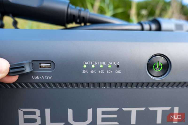 بررسی Bluetti B300K - پورت USB جلو و نشانگر-1