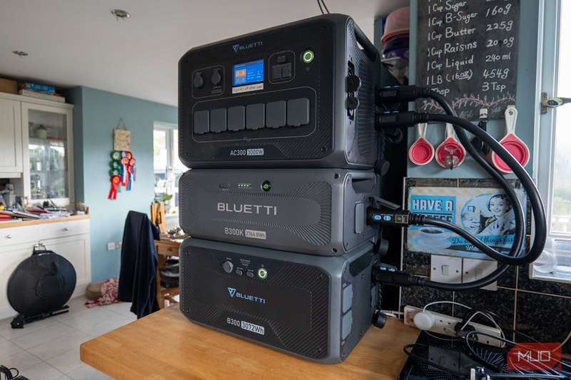 بررسی Bluetti B300K - پشته با AC300 و B300-1