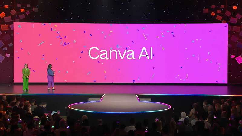 چند ارائه‌دهنده بر روی صحنه Canva AI جدید را بر روی صفحه‌نمایشی بزرگ که پشت سرشان قرار دارد، به نمایش می‌گذارند