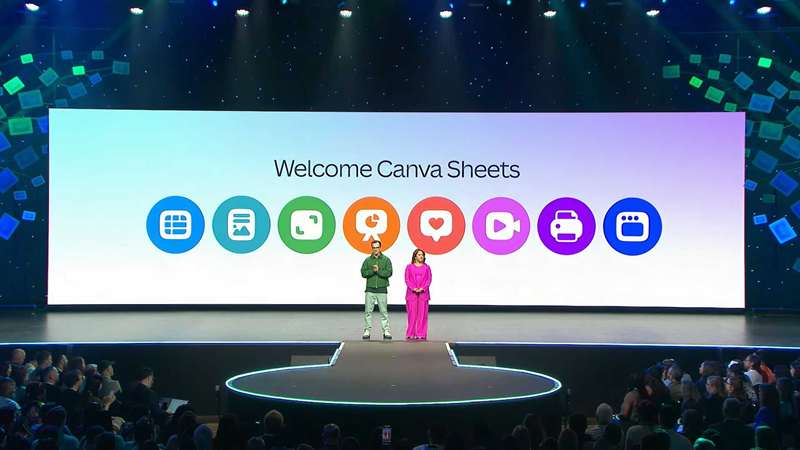 چند ارائه‌دهنده بر روی صحنه Canva Sheets جدید را بر روی صفحه‌نمایشی بزرگ که پشت سرشان قرار دارد، به نمایش می‌گذارند
