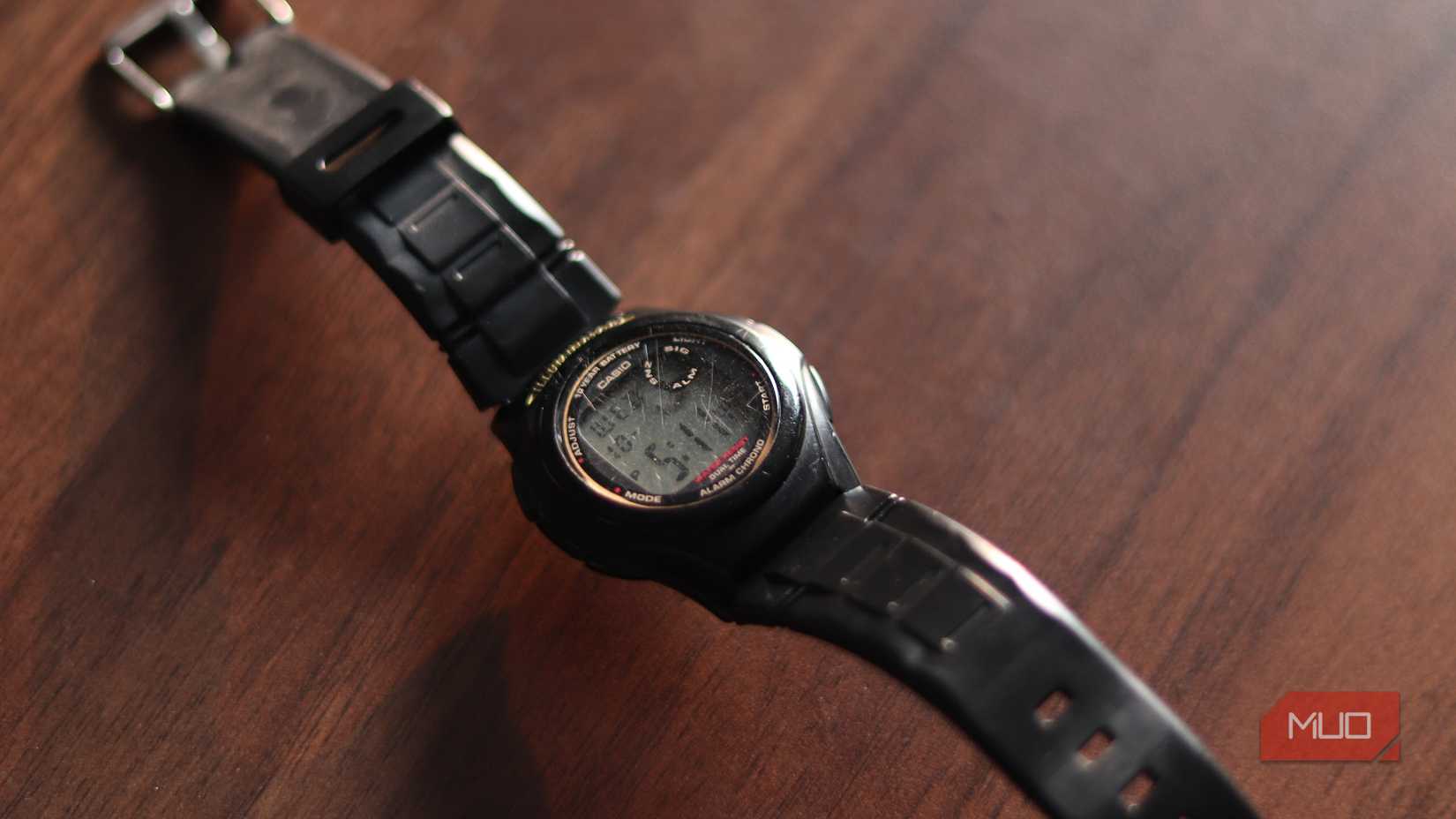 Casio F-200 روی یک میز دراز کشیده است.