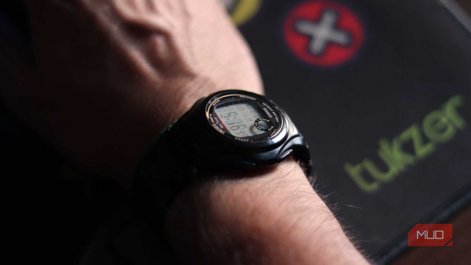 Casio F-200 در مچ دست.