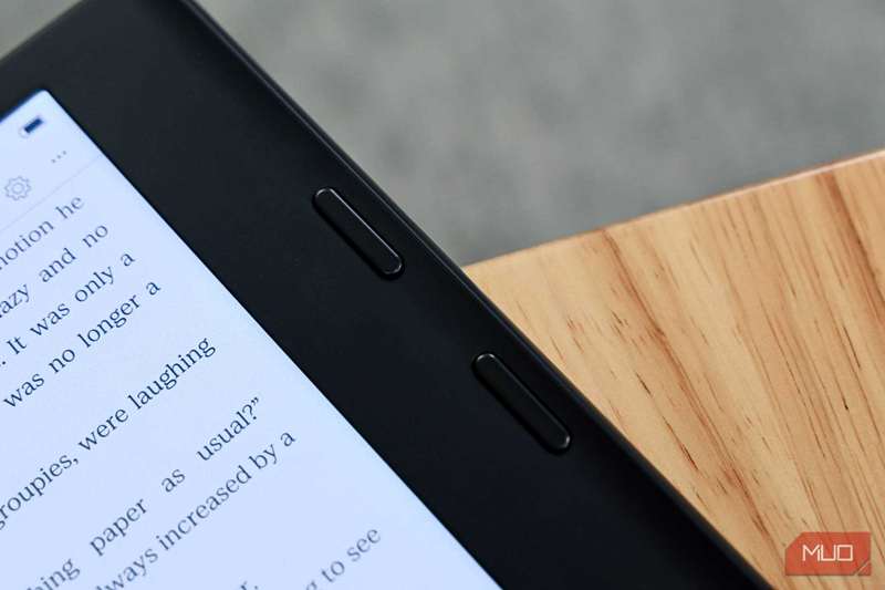 نمای نزدیک دکمه‌های کوبو لیبرا رنگی روی میز