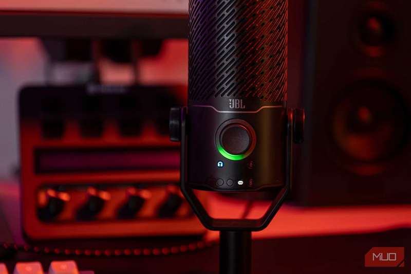 نمای نزدیک از دکمه کنترل با نور حجم در JBL Quantum Stream Studio