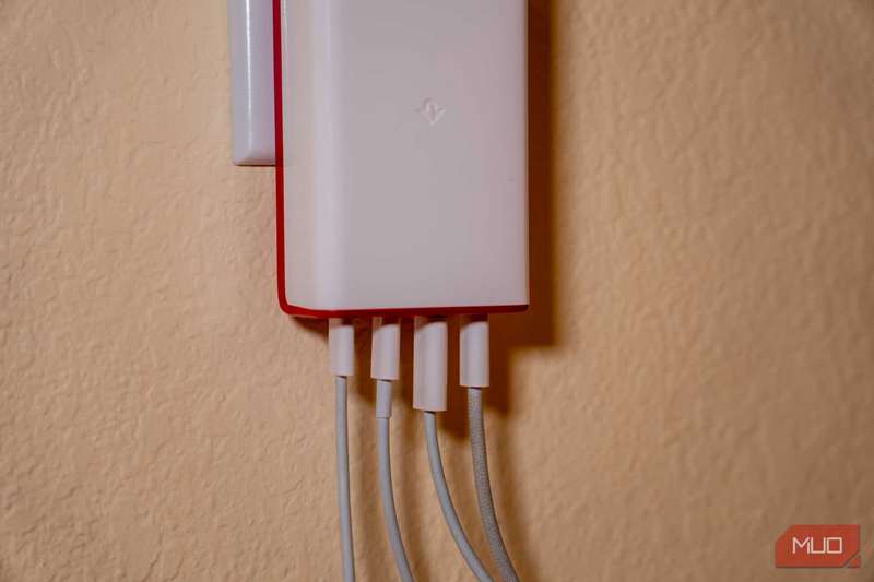 نمای نزدیک PlugBug 120 متصل با استفاده از کابل‌ها در چهار پورت