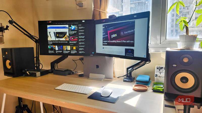 دسک تاپ با مانیتور دوگانه و لوازم جانبی بی سیم.