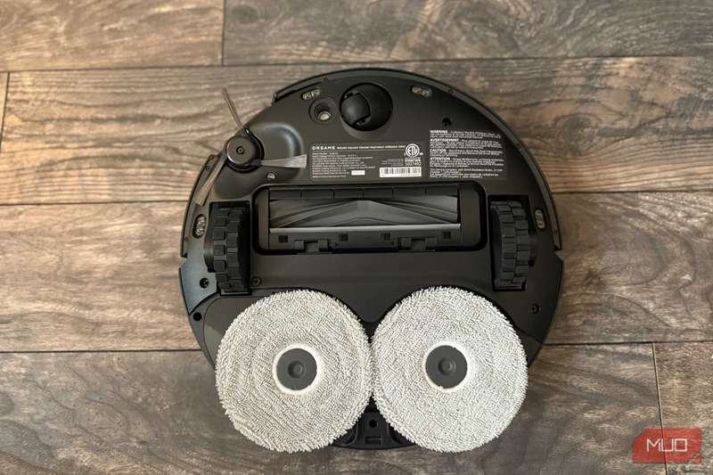 قسمت پایین Dreame X40 که پدهای موپ و برس کناری را نشان میدهد