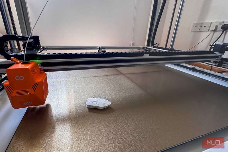 نقد اورنج‌استورم گیگا - بنچی شکسته