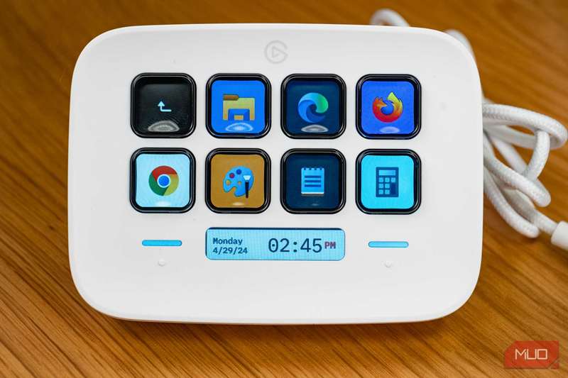 Elgato Stream Deck Neo متصل به یک کامپیوتر که میانبرهای نرمافزاری را نشان میدهد
