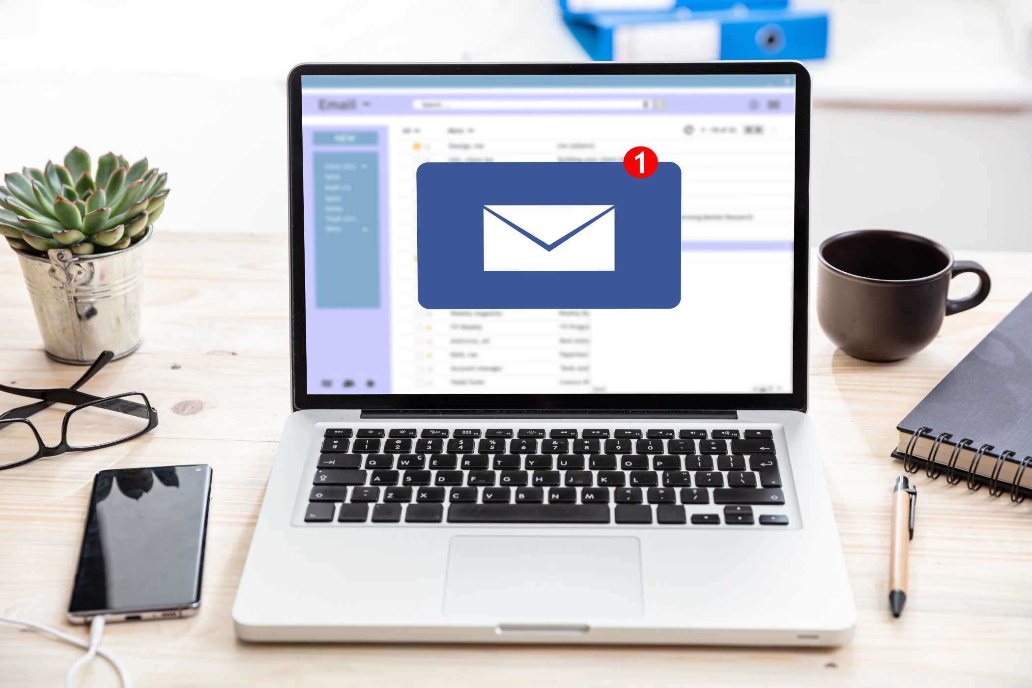برنامه ایمیل باز روی لپ‌تاپ با آیکون اعلان