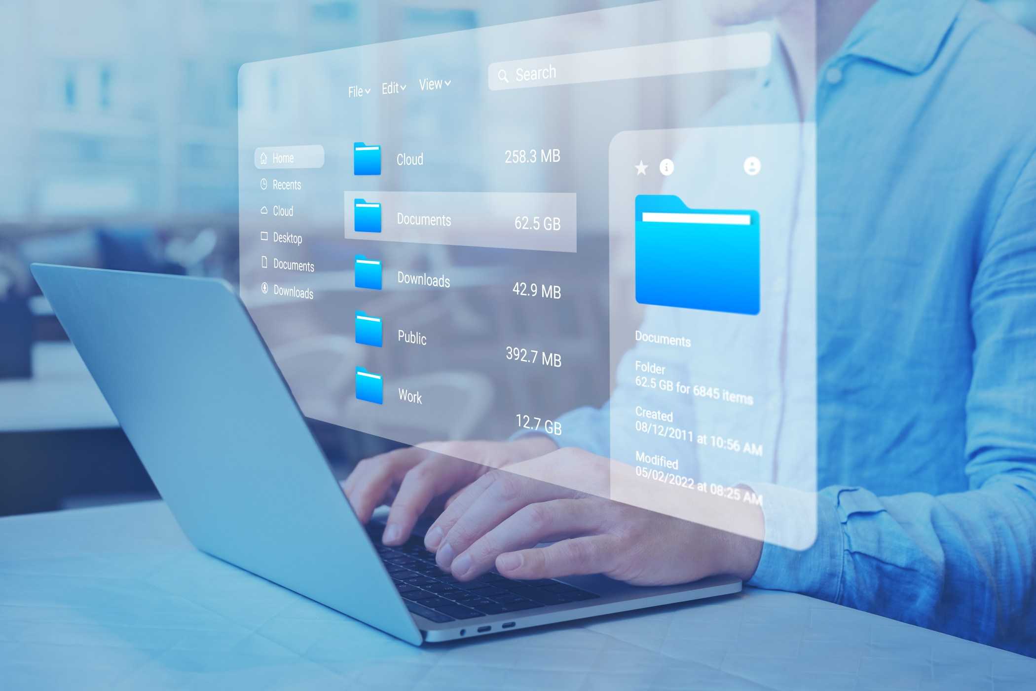 یک ماکاپ از File Explorer که بر روی لپتاپ قرار دارد در حالی که شخصی از آن استفاده میکند.