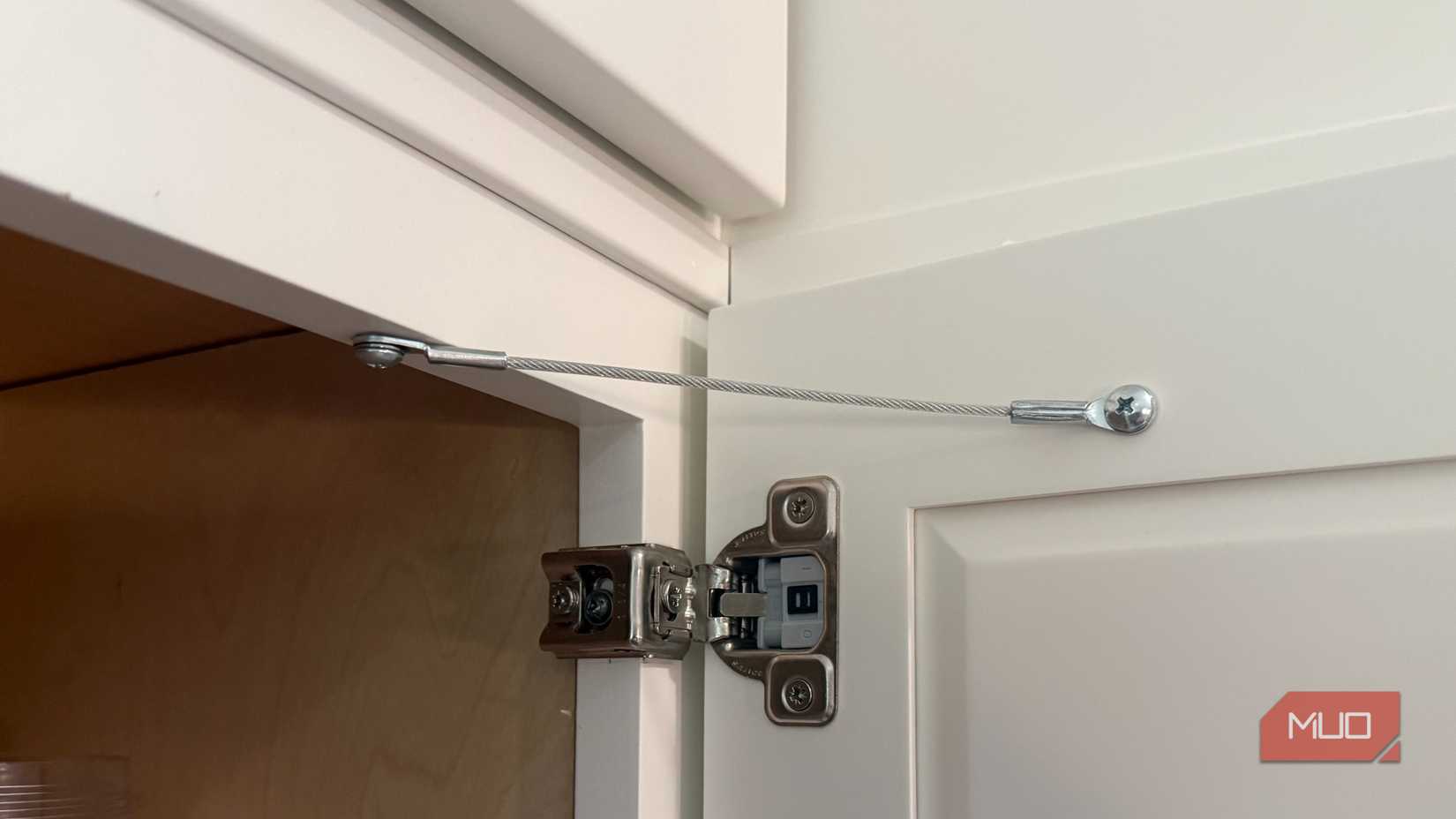 محدودیت درب کابینت انعطاف پذیر روی درب سفید