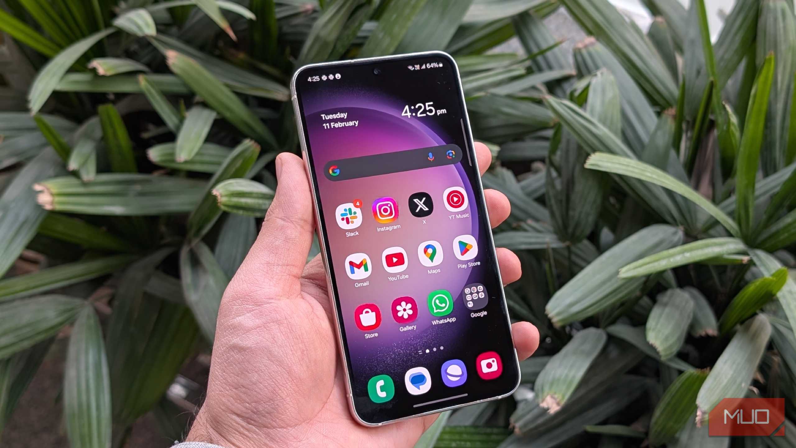 صفحه اصلی Galaxy S23 در مقابل گیاهان سبز