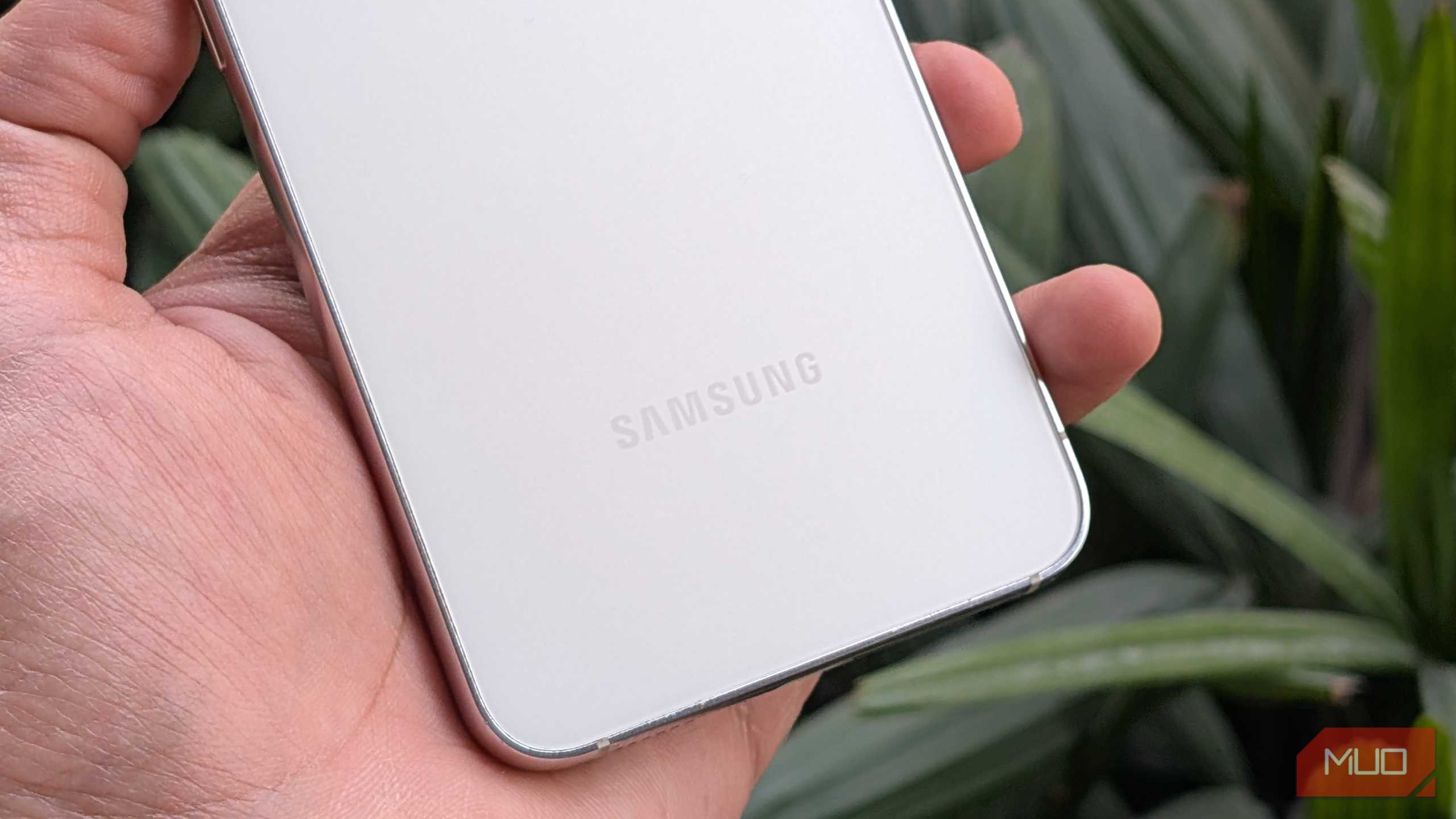 نمای نزدیک گالکسی سامسونگ S23 در دست