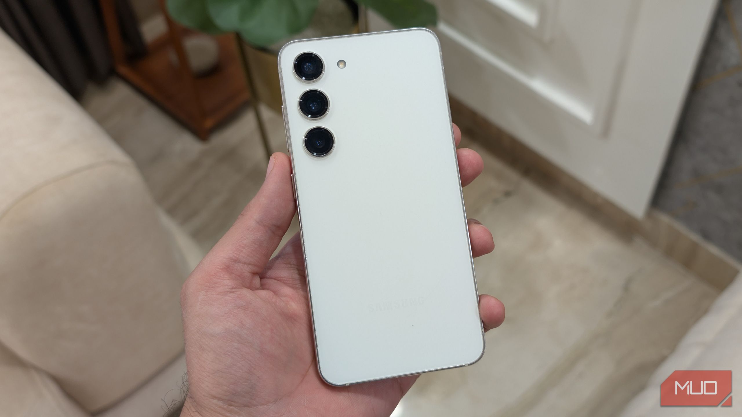 گالکسی سامسونگ S23 در دست