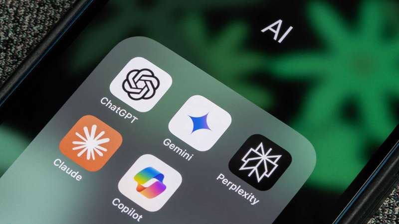 برنامه‌های چت‌بات هوش مصنوعی تولیدی روی صفحه‌نمایش گوشی