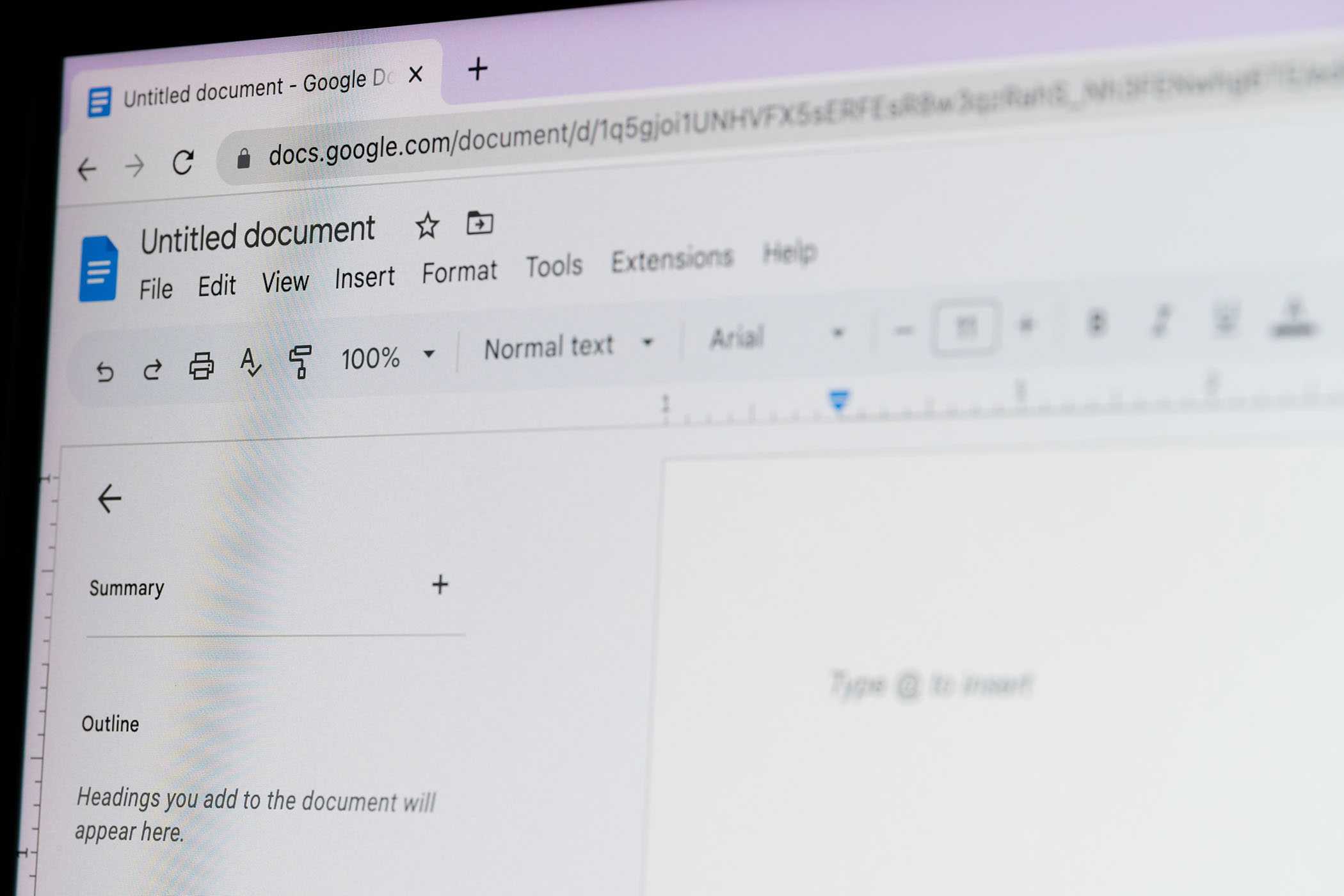 Google Docs روی صفحه‌نمایش کامپیوتر که یک سند خالی را نشان می‌دهد