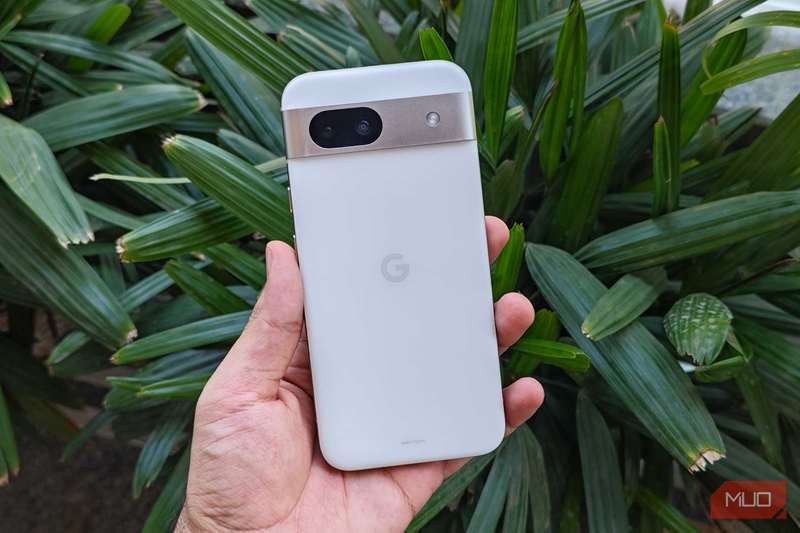 Google Pixel 8a در دست