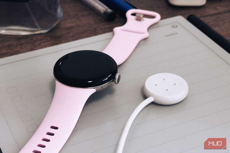 پایه شارژ Google Pixel Watch 3 روی میز کنار ساعت