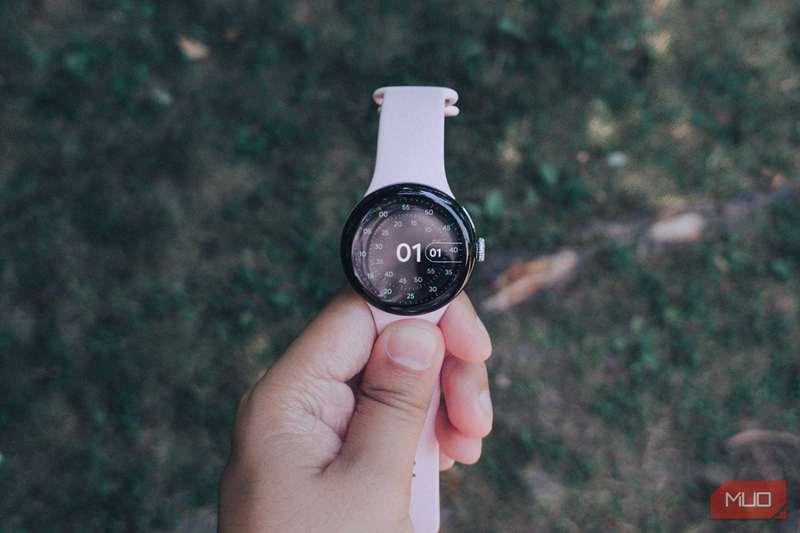 Google Pixel Watch 3 در دست