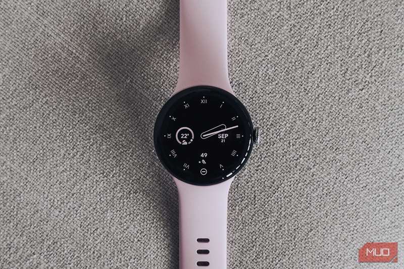 Google Pixel Watch 3 روی سطح پارچه سفید