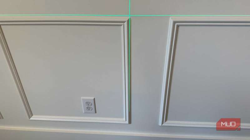 سطح لیزر سبز به Wainscoting اشاره کرد