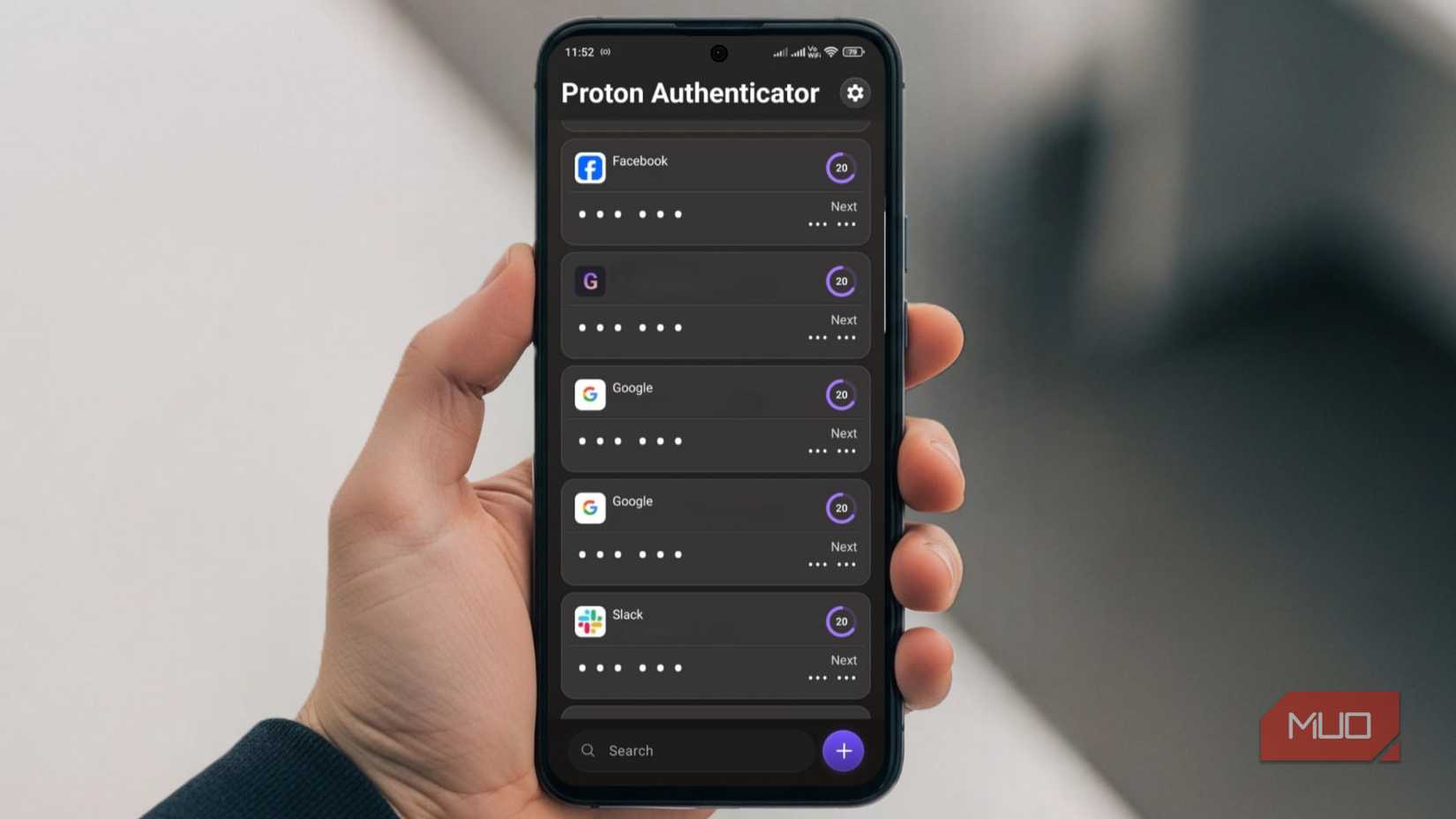 دست نگه‌دارنده تلفن همراه با برنامه Proton Authenticator باز.