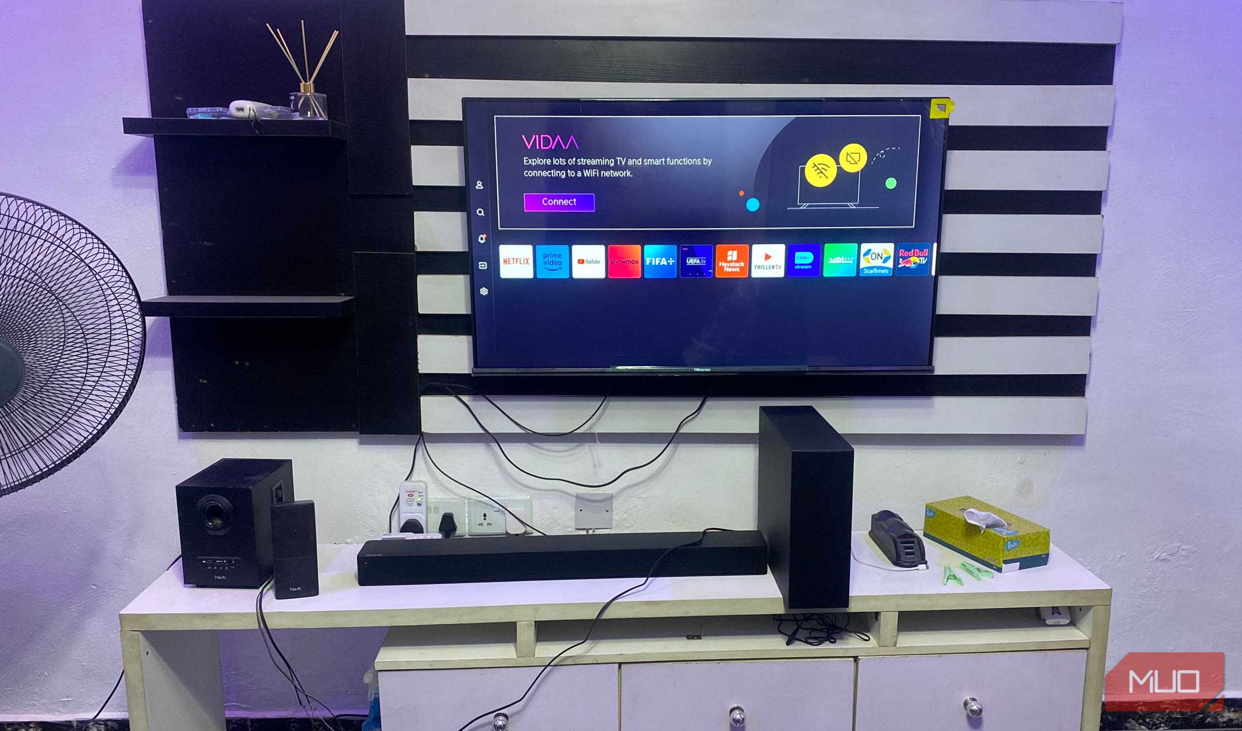 Hisense HS2100 و سابووفر زیر تلویزیون قرار گرفته است.