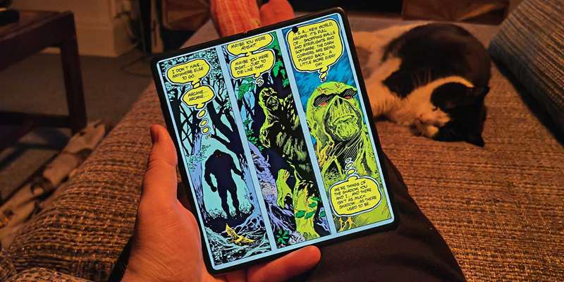 Honor Magic در مقابل صفحه داخلی گوشی تاشو در حین خواندن رمان گرافیکی