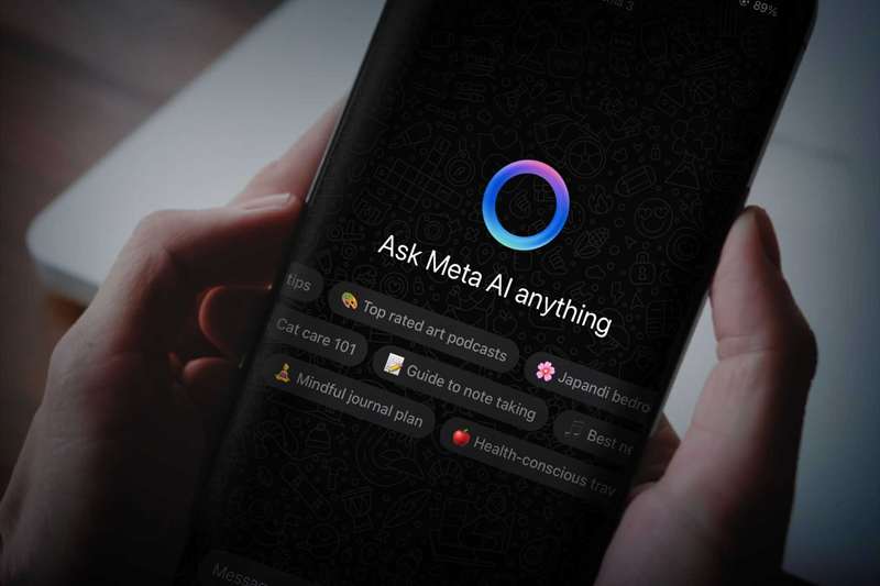 فردی که گوشی هوشمند در دست دارد و چت Meta AI روی صفحه نمایش باز است