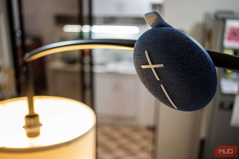 Ultimate Ears Miniroll متصل به یک لامپ بزرگ