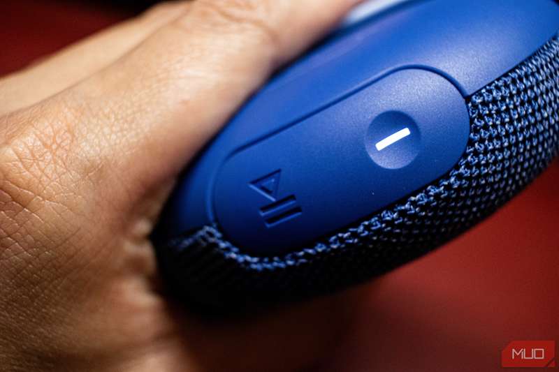 دکمه پاور و پخش بر روی بلندگوی بلوتوث Ultimate Ears Miniroll