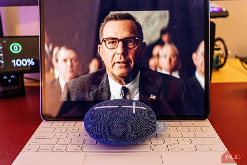 تماشای فیلم بر روی iPad همراه با استفاده از Ultimate Ears Miniroll