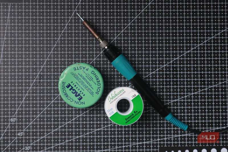 قلم لحیم‌کاری با قرقره و خمیر لحیم.