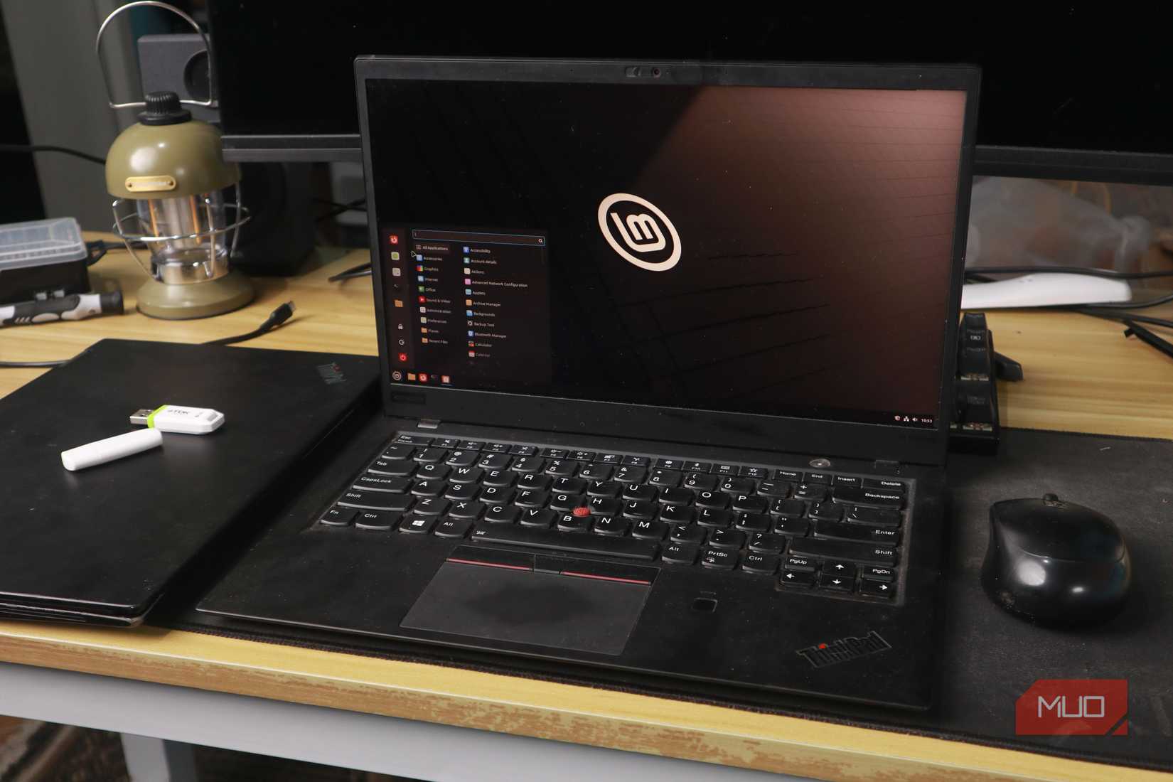 دسک تاپ نعناع لینوکس در لپ تاپ Thinkpad ، با ماوس و چوب USB در این نزدیکی