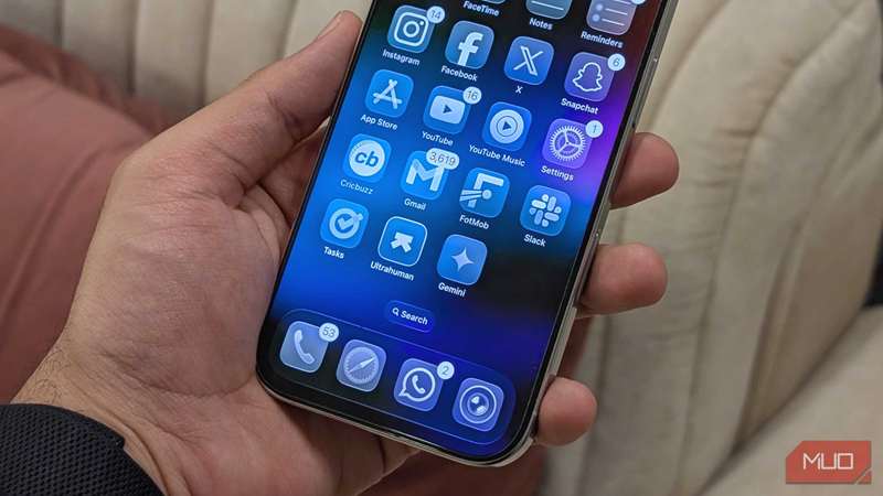 طراحی شیشهای مایع iOS 26 بر روی صفحهٔ اصلی