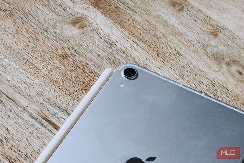 آی‌پد مینی (A17 Pro) دوربین پشت نزدیک به میز قهوه‌ای