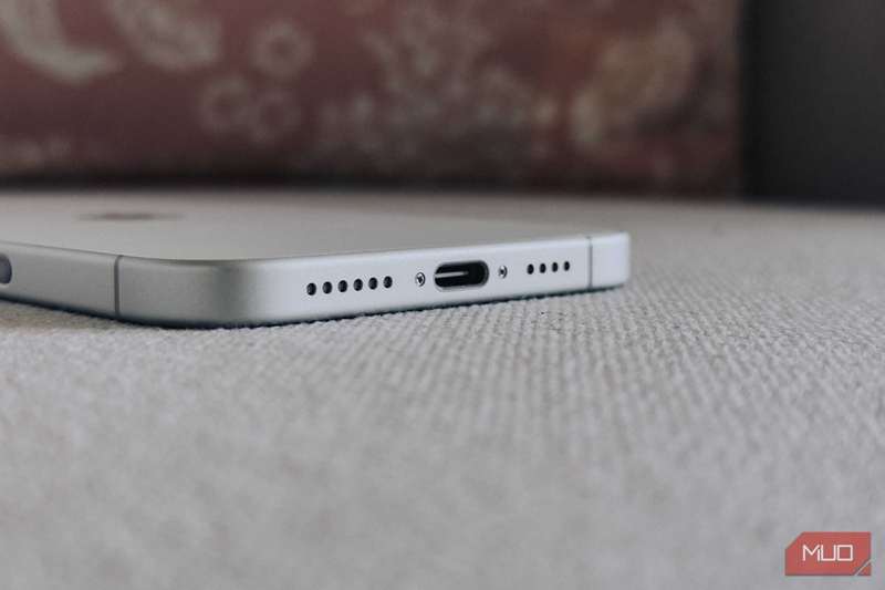 پورت USB‑C آیفون ۱۶ پلاس