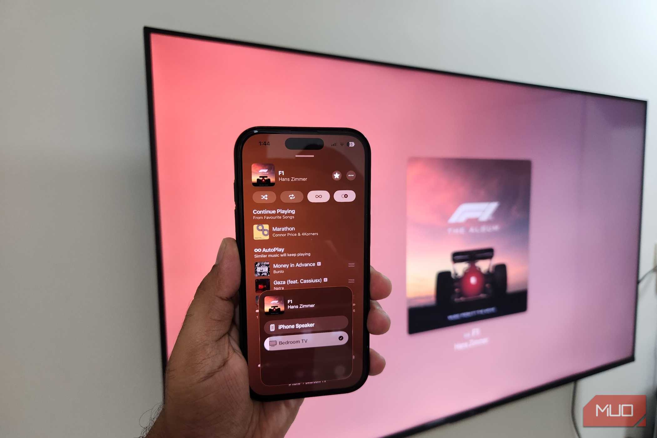 آیفون در دست که با AirPlay آهنگی را بر روی Google TV پخش می‌کند