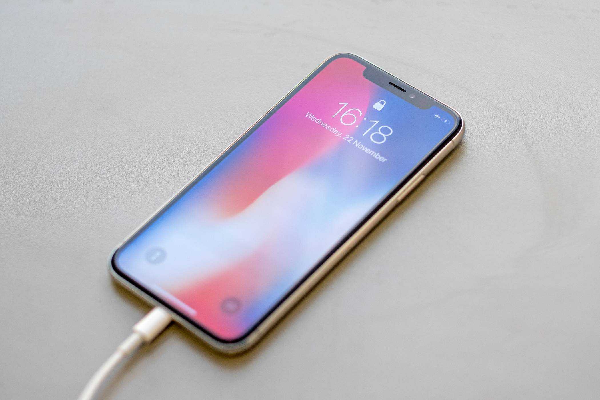 iPhone متصل به کابل شارژ (1)