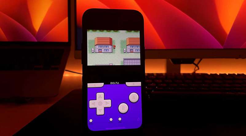 iPhone با شبیه‌ساز Delta باز و در حال اجرای Pokémon FireRed