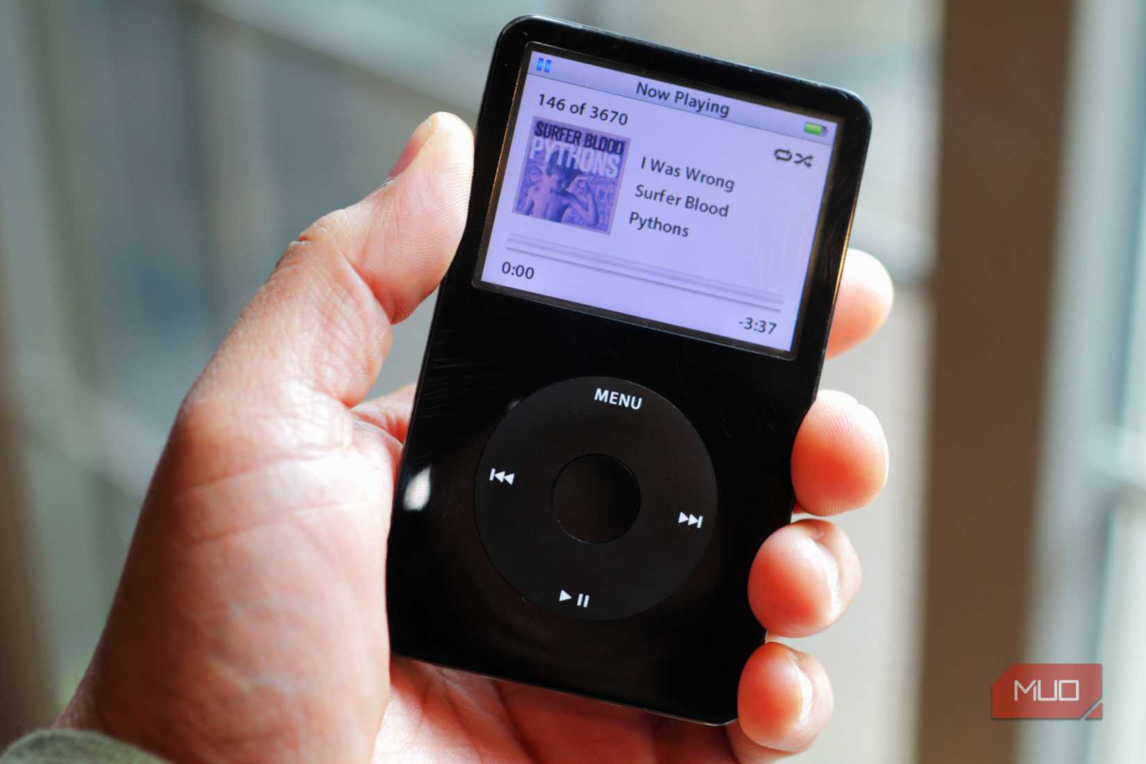 iPod Black Classic در نزدیکی یک پنجره