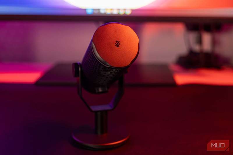 تنظیم دکمه بی‌صدا در بالای میکروفن JBL Quantum Stream Studio