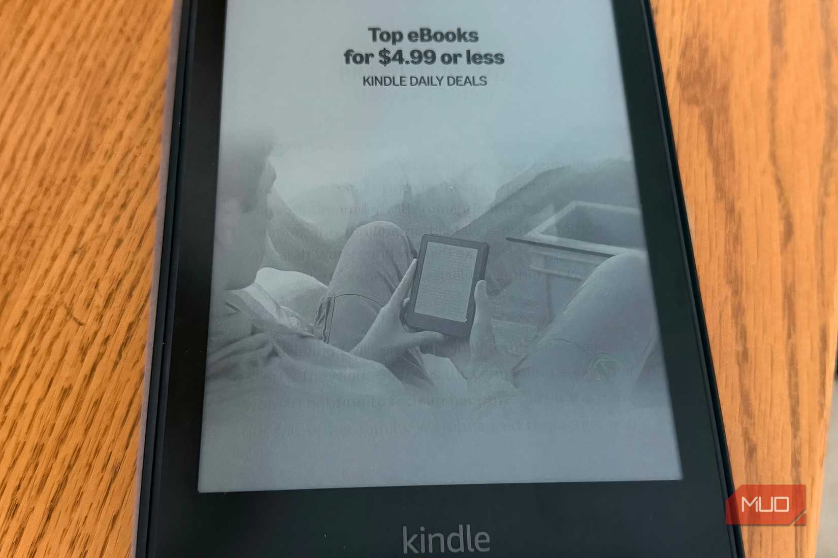 Kindle که یک آگهی روی صفحه نمایش را نشان می دهد.